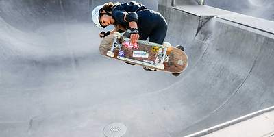 Lilly trainiert mit ihrem Board