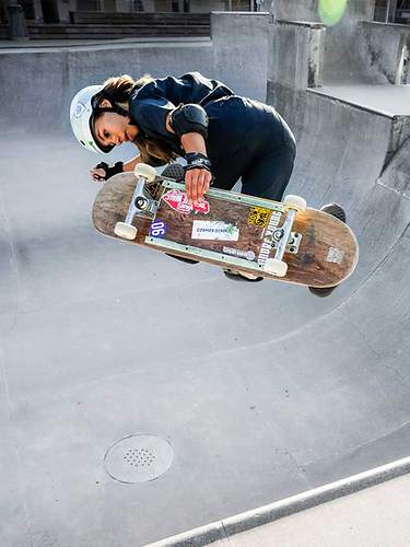 Lilly trainiert mit ihrem Board