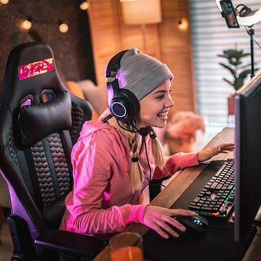 Frau am PC