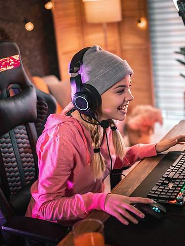 Frau am PC