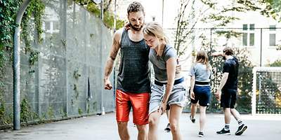 Kind klettert im Wald