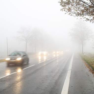 Auto bei Starkregen im Straßenverkehr