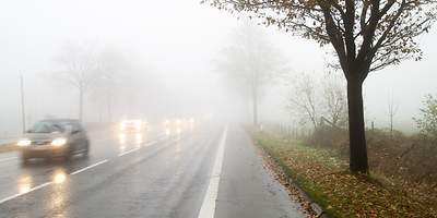 Auto bei Starkregen im Straßenverkehr
