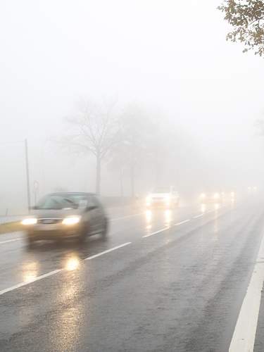 Auto bei Starkregen im Straßenverkehr