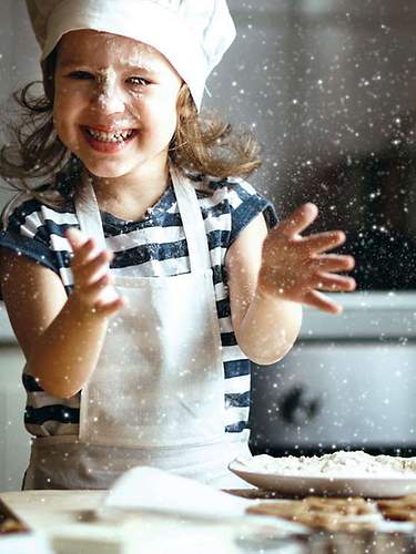 Das Bild zeigt zwei Kinder beim Backen, die sich noch keine Gedanken um ihre BU machen