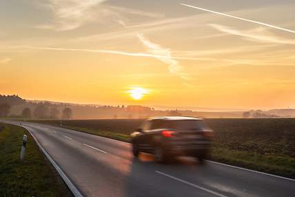 Auto im Sonnenuntergang