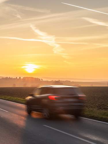 Auto im Sonnenuntergang