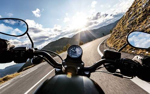 Ein Biker genießt die Landstraße