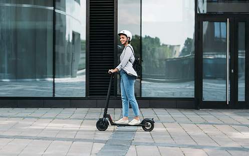 Wir helfen sehr gerne - Kurz anrufen & los geht es - Die E-Scooterversicherung von CosmosDirekt