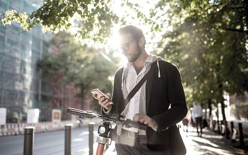 Wir helfen sehr gerne - Kurz anrufen & los geht es - Die E-Scooterversicherung von CosmosDirekt