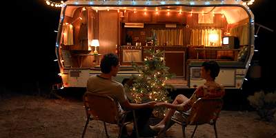 Beleuchtete Blockhütte in winterlicher Landschaft