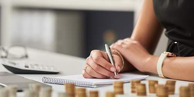 Paar hält gebrochenes Geschirr in der Hand