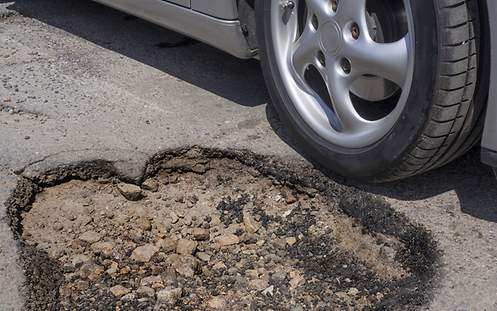 Schaden am Auto durch Schlagloch: Wer zahlt?