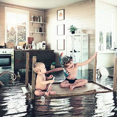 Kinder schwimmen auf Tisch durch Wohnung