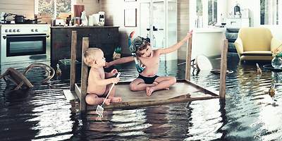 Kinder schwimmen auf Tisch durch Wohnung