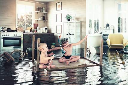 Kinder schwimmen auf Tisch durch Wohnung