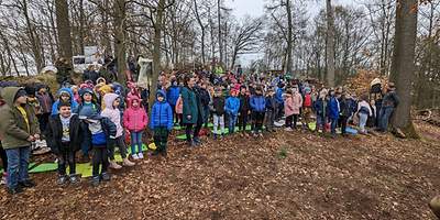 Schülergruppe im grünen Klassenzimmer