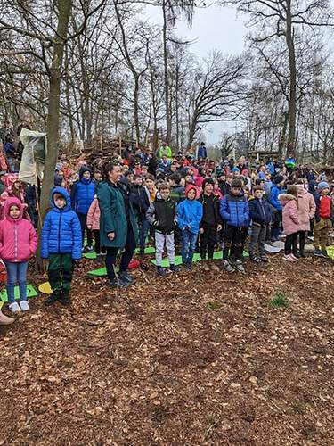 Schülergruppe im grünen Klassenzimmer