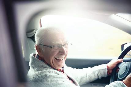 Das Bild zeigt eine Frau bei der Autofahrt