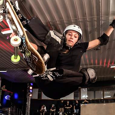 Lilly trainiert mit ihrem Board