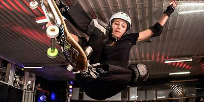 Lilly trainiert mit ihrem Board