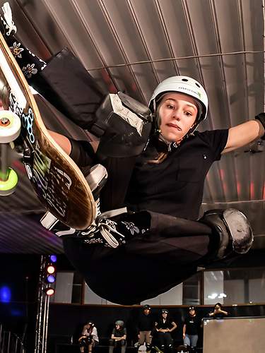Lilly trainiert mit ihrem Board