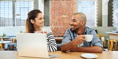 Was bedeutet Erlebensfall? Das Bild zeigt ein Paar, das sich über das Thema Erlebensfall informiert.