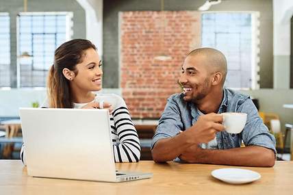 Das Bild zeigt ein Paar, das sich über das Thema Erlebensfall informiert.