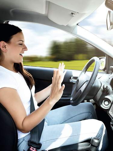 woman benzin alle immer beginnt im eine auto fahrt