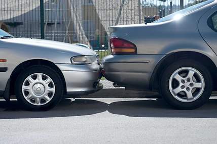 Das Bild zeigt die Kollision zweier Autos.