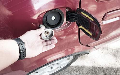 Eine Person führt den Tankvorgang mit Autogas durch.