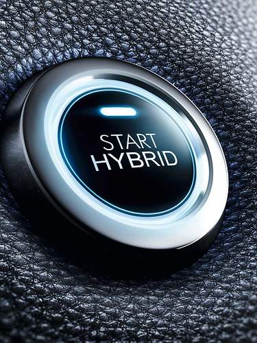 Es ist ein Hybridauto zu sehen.