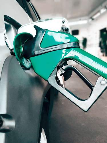Ein Auto wird mit Ethanol betankt.
