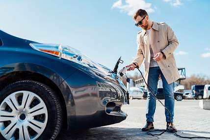 Zwei Elektroautos werden an einer Ladestation geladen.