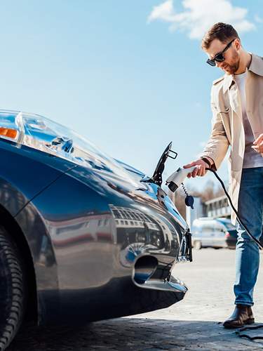 Zwei Elektroautos werden an einer Ladestation geladen.