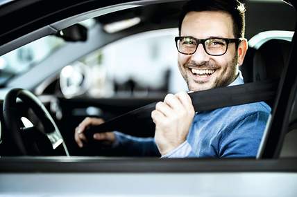 Das Bild zeigt ein E-Auto beim Laden an einer Ladesäule.