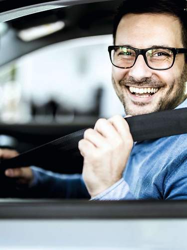 Das Bild zeigt ein E-Auto beim Laden an einer Ladesäule.