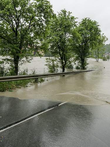 Das Bild zeigt eine Überschwemmung im Wohnzimmer aufgrund von Hochwasser. 