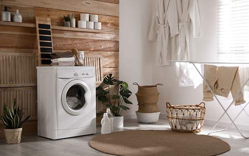Eine Waschmaschine und Badmöbel – sie gehören zum Hausrat, der bei Hochwasser von der Versicherung geschützt wird. 