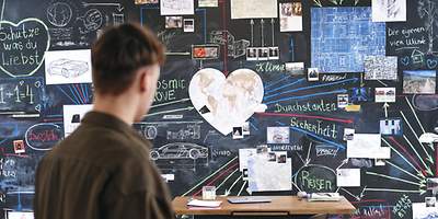 Umfassender Schutz in allen Lebensbereichen Ein Mann steht vor einem Visionbard und überlegt, welche Privatschutzversicherungen er benötigt.