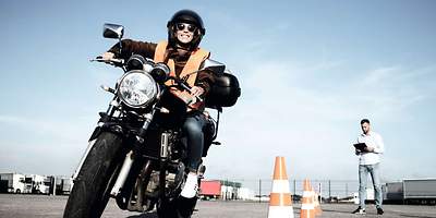 Ein Motorradfahrer macht sein Motorradtraining auf einem Übungsplatz.