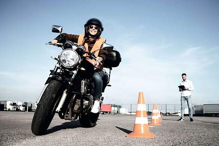 Ein Motorradfahrer macht sein Motorradtraining auf einem Übungsplatz.