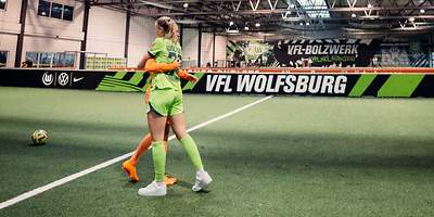 Jule Brand und Merle Frohms bei Umarmung