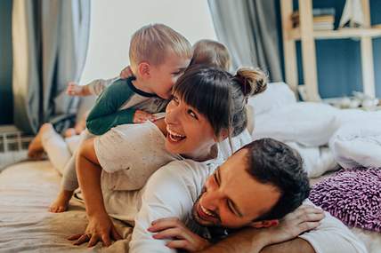 Das Bild zeigt eine Familie und die damit verbundene Wichtigkeit einer Familienhaftpflicht.