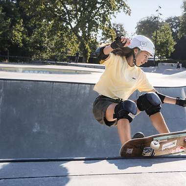 Lilly trainiert mit ihrem Board