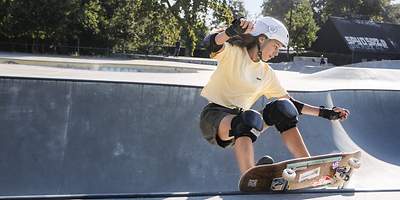 Lilly trainiert mit ihrem Board