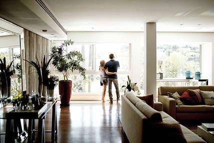 Ein Paar steht in einer Wohnung und fragt sich, was eine Risikolebensversicherung ist.