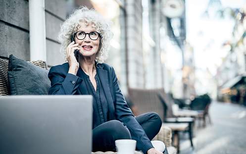 Was ist steuerlich absetzbar? Zu sehen ist eine Person, die ihre Haftpflichtversicherung bei den Steuern absetzt