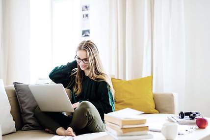Unfallversicherung wechseln: Frau auf Sofa – Header-Bild