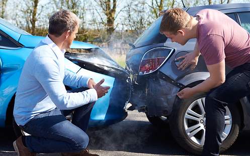 Autounfall Ein Unfall beim Autofahren ohne Versicherung.